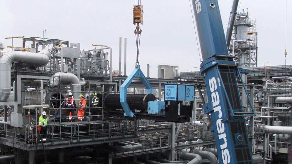 Pulling bundles during the shutdown of the Steamcracker at BASF Antwerp
