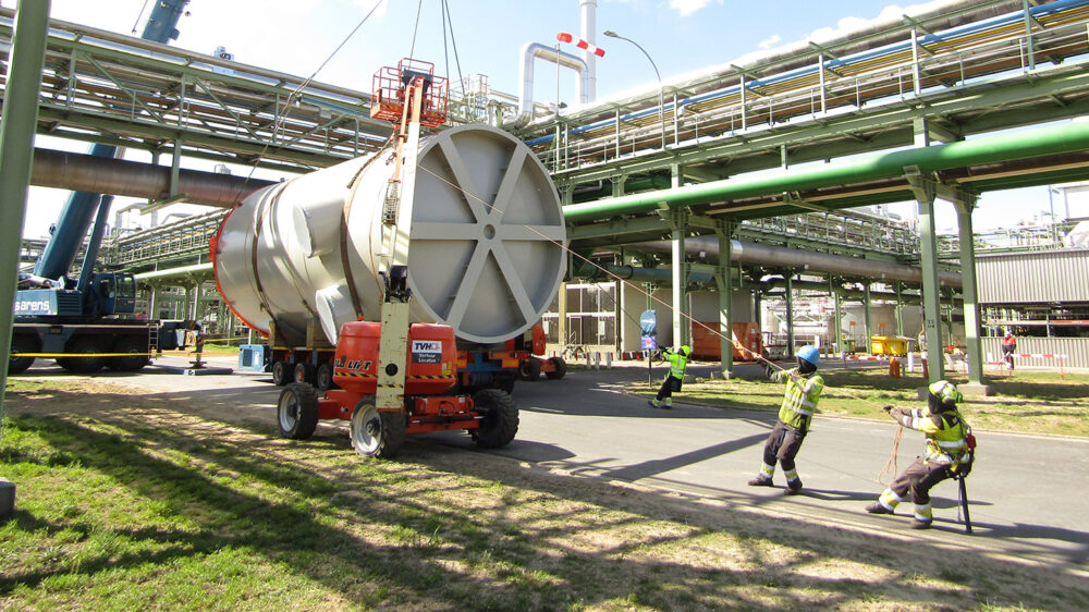 Lifting, transport and installation of new absorbtion tower at Lanxess Antwerp