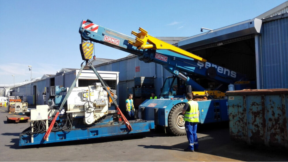 Atlas Copco - Antwerp - bringing machine outside building with electrical crane