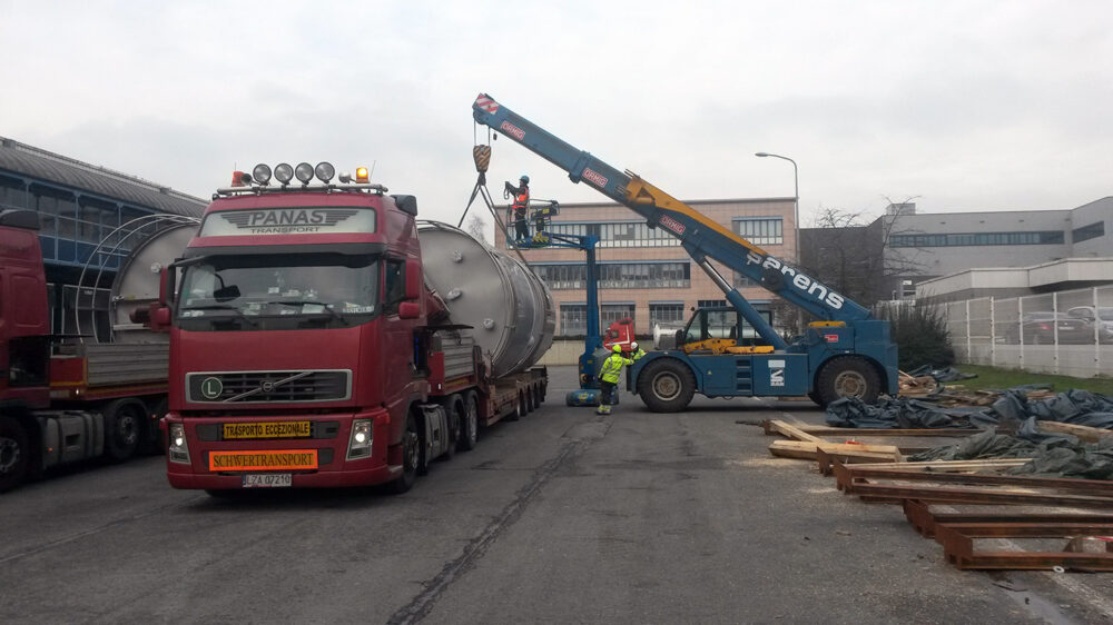 Barry Callebaut - Halle - unloading new silo with electrical crane