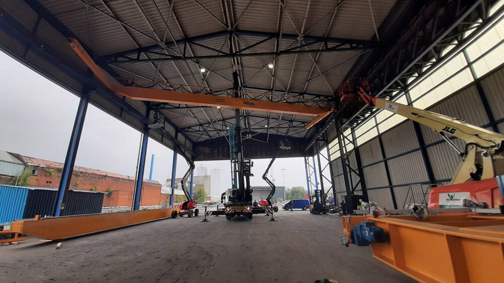 Dismantling an old overhead crane and replacing it with a new one during a 2-day shutdown at ZINQ Antwerp